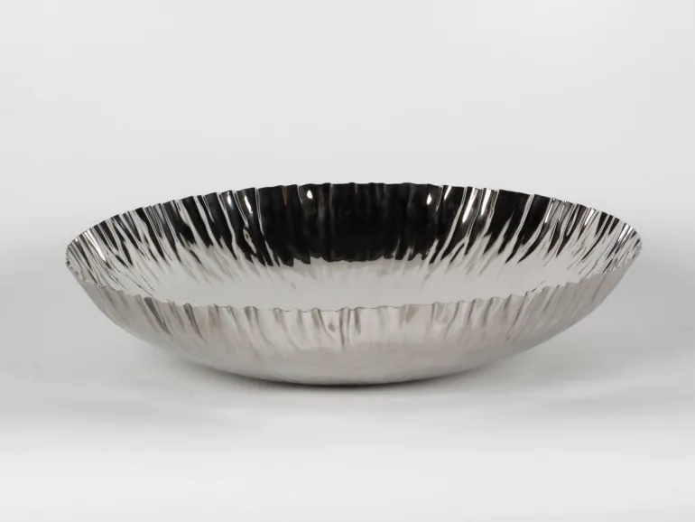 Centre de table Alessi Silverware IB07463, grand bol rond en métal argenté aux bords plissés.