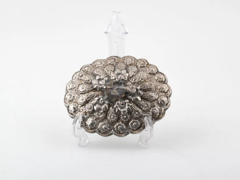 IB07502 Miroir ovale en argent sterling de style ottoman, décor floral, présenté sur support.