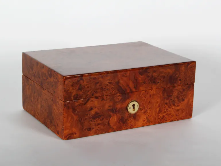Boîte à cigares en bois de loupe, SKU IB07756, avec serrure sur le devant.