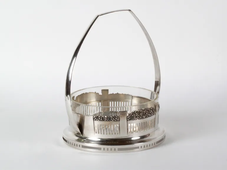 IB08125 Alfred Pollak grand panier Art nouveau en argent massif à une anse, ajouré à décor floral, avec récipient en cristal.