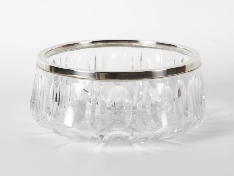 IB08154 Centre de table autrichien en cristal taillé avec bordure en argent massif, bol en verre transparent sur fond blanc.
