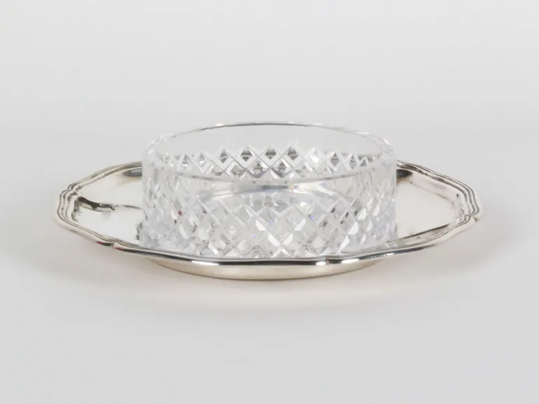 IB08188 من Gebr Sommé Nache: قطعة وسط من الفضة الاسترليني مع وعاء كريستال محفور على صحن فضي بيضاوي.