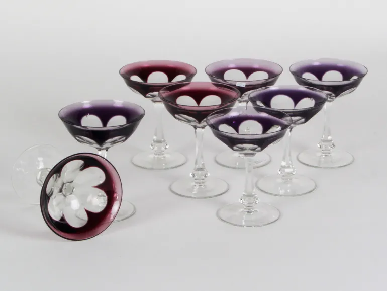 Moser Crystal IB08340 service de huit coupes à champagne Lady Hamilton en cristal mauve et transparent, avec pieds taillés, sur fond blanc.