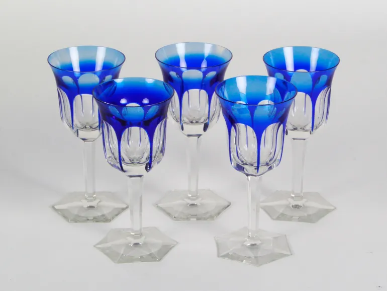 Moser Crystal, lot de 5 verres Lady Hamilton en cristal clair et bleu, SKU IB08348, avec pieds facettés et bases hexagonales.