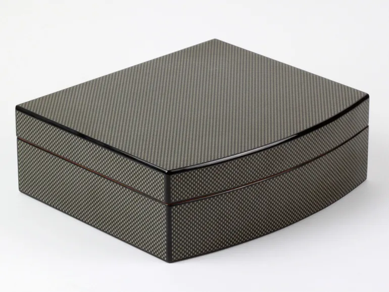 Boîte à cigares Carven, SKU IB08901, en bois laqué à motif pied-de-poule, montrée fermée sur fond blanc.