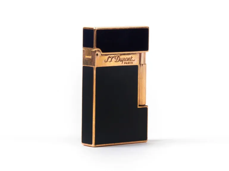 Briquet S.T. Dupont Ligne 2, SKU IB08906, laque noire avec finition or rose, présenté debout sur fond blanc.