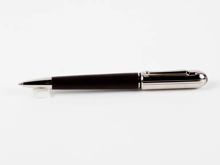 Stylo bille Dunhill IB08938 Sidecar leather chassis avec corps en cuir foncé et capuchon en acier finition palladium, sur fond blanc.