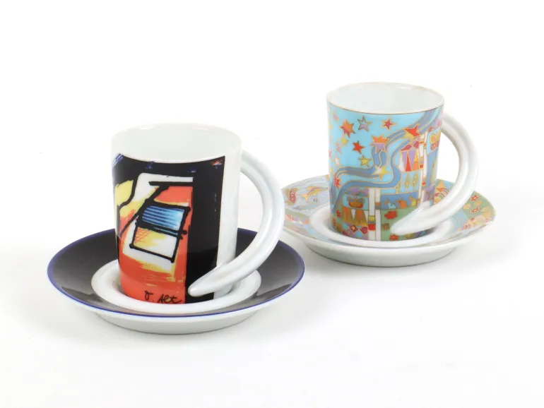 Rosenthal IB08960 فنجانان إسبريسو من الخزف المطلي مع صحنين، أحدهما بنقشة تجريدية سوداء وحمراء والآخر أزرق بنجوم.