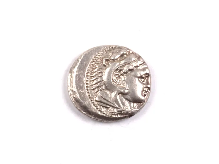 IB08975 تترادراكم يوناني من الفضة للإسكندر الثالث، يظهر على الوجه رأس الإسكندر الجانبي.