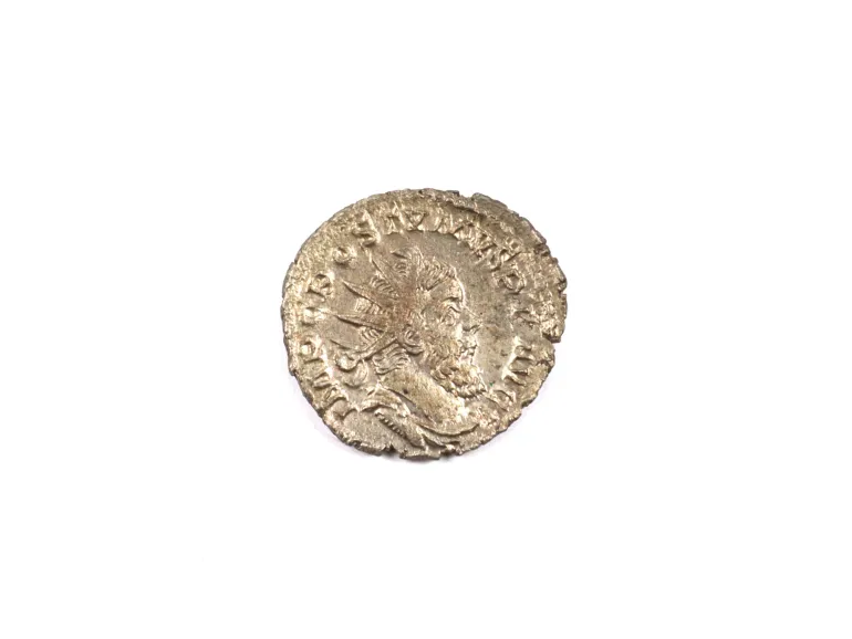 IB09000 denier romain en billon de Postumus, monnaie ancienne usée sur fond blanc.