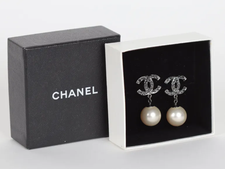 أقراط Chanel كليب مع لآلئ متدلية داخل العلبة، SKU IB09231