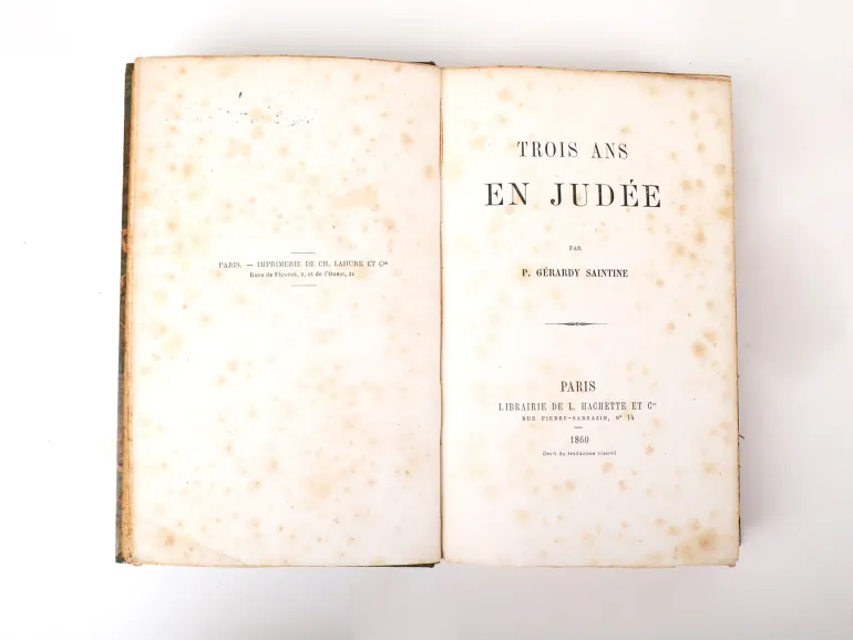 IB09236: صفحة عنوان كتاب قديم مفتوح «ثلاث سنوات في جودي» للكاتب ب.جيراردي سانتين، 1860، مع صفحات مصفرة.