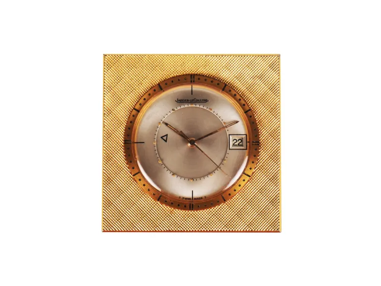 ساعة حقيبة Jaeger-LeCoultre Memovox، SKU IB09296، بعلبة مربعة مطلية بالذهب بنقش غيوشيه وقرص فضي مع نافذة تاريخ.