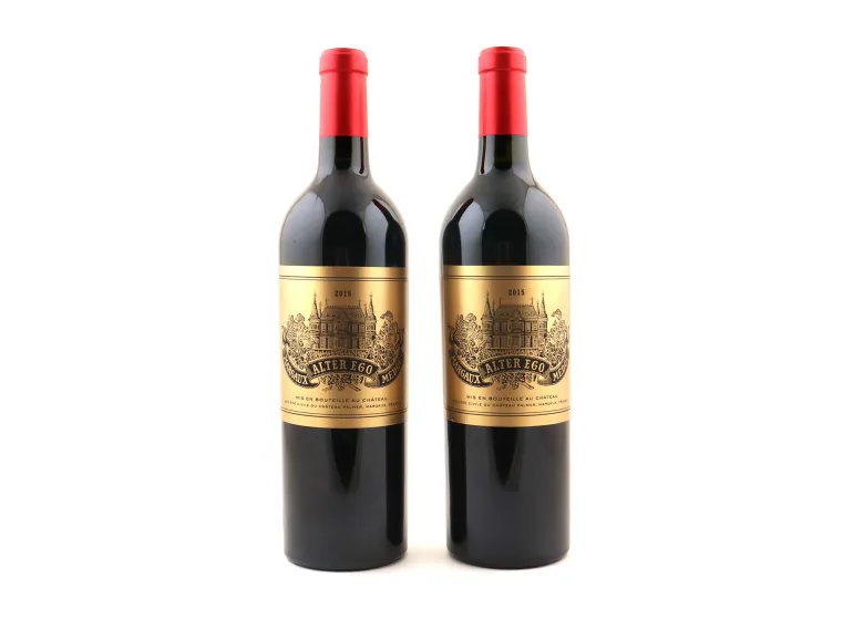 SKU IB09310: زجاجتان من Alter Ego Margaux Médoc 2015 نبيذ أحمر بملصقات ذهبية وأغطية حمراء على خلفية بيضاء.