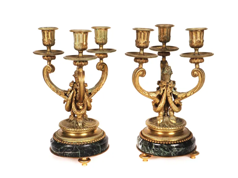 IB09529 Paire de candélabres Louis XVI en bronze doré à trois branches, avec bases en marbre vert.