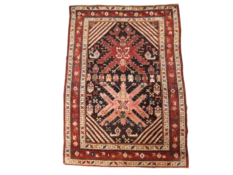 IB09730 Tapis caucasien Kazak Chelaberd avec deux grands médaillons sur fond sombre, bordure rouge et angles à rayures diagonales.