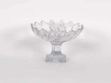 Coupe en cristal Baccarat, SKU IB01331, à bord festonné en forme de pétales et sur pied carré, sur fond blanc.