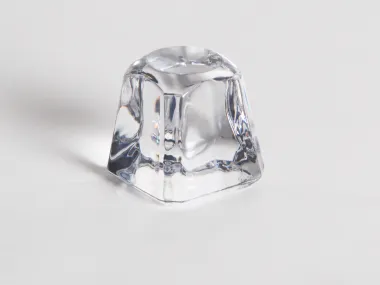 Presse-papier en cristal Sèvres, SKU IB01341, bloc facetté translucide signé, sur fond blanc.