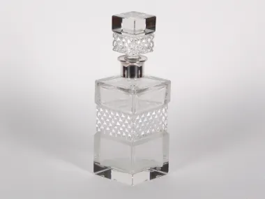 IB02103 whiskey decanter in cut crystal with square stopper and sterling silver neck