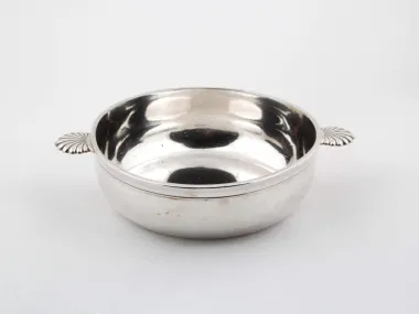 Silver plated metal serving bowl, round with two palm-leaf handles, IB02203.
