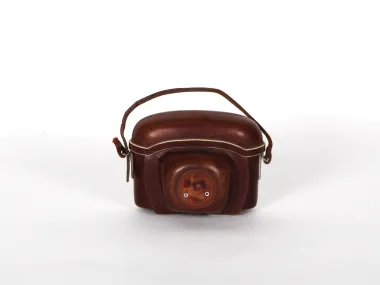 Appareil photo vintage Carl Zeiss IB02591, modèle Contina, dans son étui en cuir brun d’origine, fermé avec sangle.