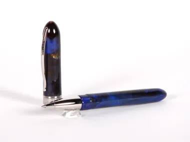 قلم رولر Visconti IB02649، جسم أزرق مرخّم مع زخرفة فضية، معروض واقفًا ومستلقيًا على خلفية بيضاء.