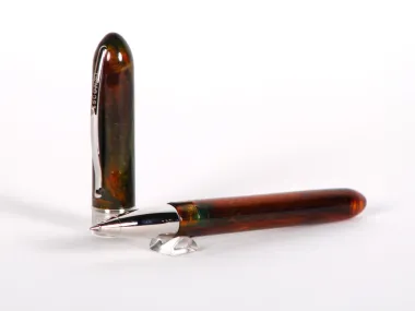Stylo roller Visconti IB02655 Van Gogh couleur miel avec garniture argentée, montré ouvert à côté de son capuchon.