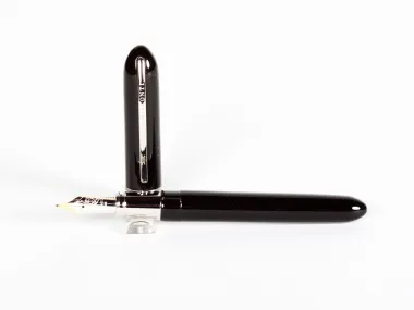 Stylo plume Visconti Van Gogh, SKU IB02669, noir avec garniture argentée et plume dorée, capuchon et plume visibles.