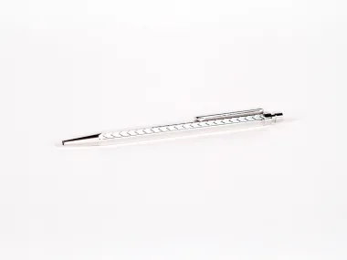 Stylo bille Versailles IB02676 de Versailles Pens en métal argenté guilloché, sur fond blanc.