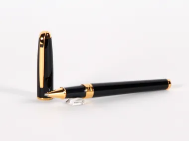 قلم روللر S.T Dupont Olympio باللاكيه الأسود مع زخرفة ذهبية، SKU IB02760.