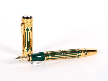 قلم حبر مون بلان Pens & Accessories IB02827 Peter the Great إصدار محدود، ظاهر باللون الذهبي مع تفاصيل خضراء وريشة 18 قيراط.