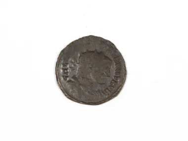 Pièce romaine en bronze Antoninianus de Maximianus II César, SKU IB03319, sur fond blanc.