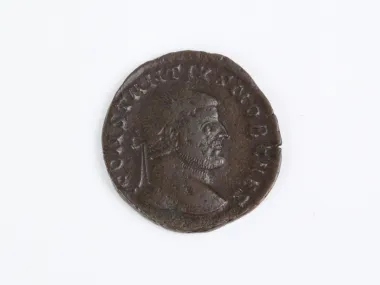 Pièce romaine en bronze de Constantius I César, portrait de profil et légende visibles, SKU IB03376.