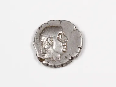 SKU IB03446: قطعة فضية إغريقية من كابادوشيا تُظهر رأسًا جانبيًا متوجًا.