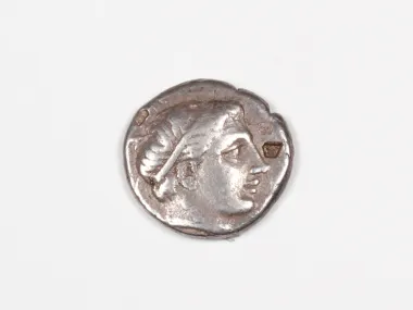 SKU IB03459: قطعة نقدية إغريقية فضية لفيليب الثاني الماسيدوني، تُظهر بورتريهًا جانبيًا على عملة متآكلة.