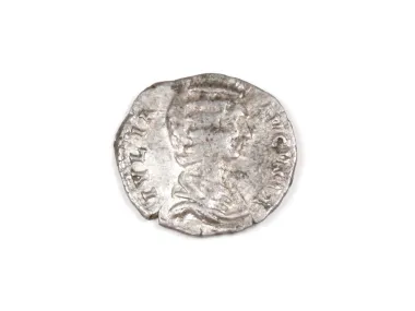 IB03490 denier romain en argent de Julia Domna, usé et irrégulier, sur fond blanc.