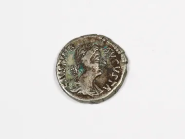 Denier romain en argent de Faustina la Jeune, SKU IB03521, portrait usé avec patine verte sur fond blanc.