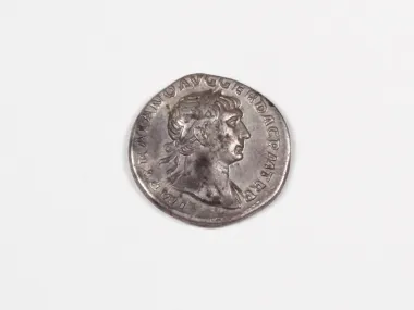 SKU IB03531 : pièce romaine en argent de Trajan, avec buste de profil sur une drachme usée.