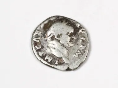 Denier romain en argent de Vespasien, usé et partiellement visible, SKU IB03538.