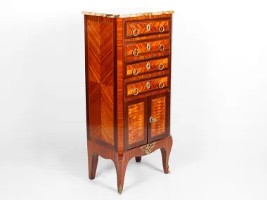 IB04282 Meuble d’époque Transition, 18ème siècle, avec quatre tiroirs, deux battants, dessus marbré et marqueterie de bois.