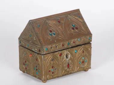 صندوق صغير من طراز العصور الوسطى - IB04546، صندوق نحاسي مزخرف بنقوش صلبان وأحجار ملوّنة.