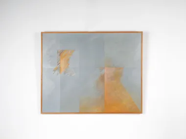 لوحة تجريدية زيت على قماش لجيسي فيرنانديز، «Le Desert des Tartares»، SKU IB05163، معروضة بإطار وتظهر أشكالًا هندسية رمادية وبرتقالية.