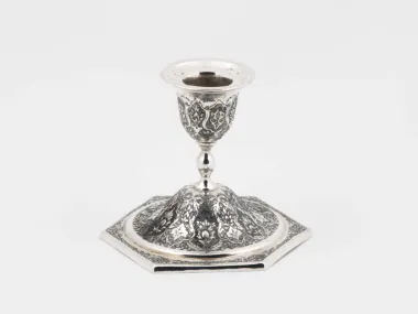 شمعدان من الفضة الاسترليني محفور بزخارف زهرية، IB05441.