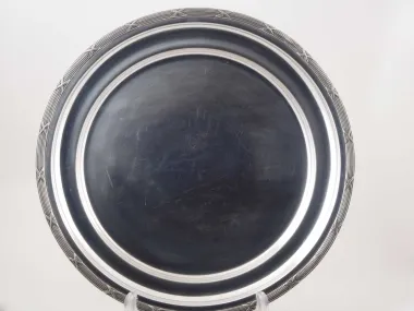 Plat rond en métal argenté avec bordure à rubans croisés, SKU IB05822.