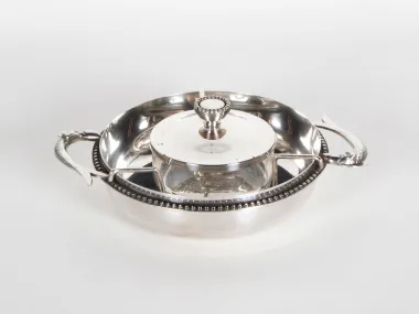 IB06075 caviar bowl in silver-plated metal with glass insert, lid, and fish-shaped handles