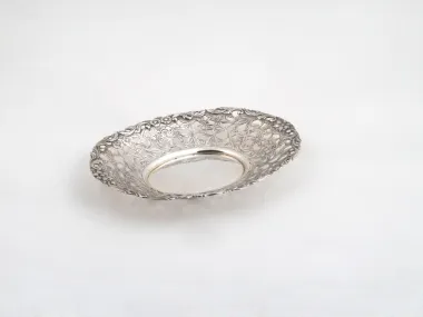 وعاء بيضاوي من المعدن المطلي بالفضة مزخرف بنقوش زهرية مفرغة، SKU IB06340.