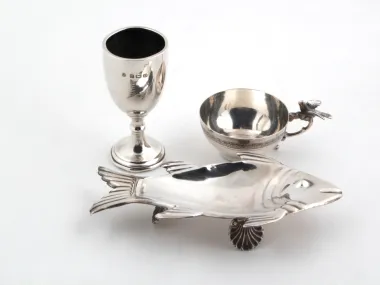 IB06555 trois pièces en argent massif : un calice, une tasse ottomane et un centre de table en forme de poisson.