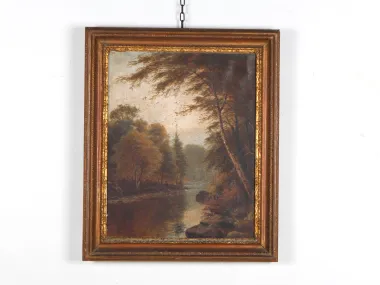 SKU IB06703 — paysage de lac et de forêt de Thomas Spinks, présenté dans un cadre en bois doré.