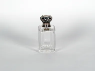 Boulenger silver mounted scent bottle, IB06864, clear cut crystal bottle with silver cap shown on white background.