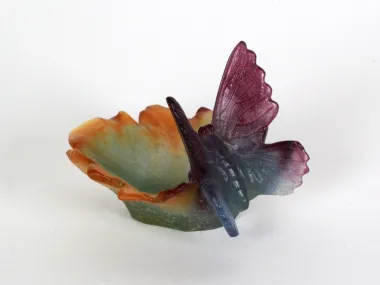 Vide-poche Daum IB08644 en pâte de verre, feuille avec papillon violet et vert.
